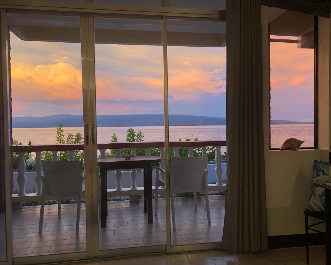 Wuthering Heights Bed & Breakfast By The Sea Dumaguete City Exterior photo