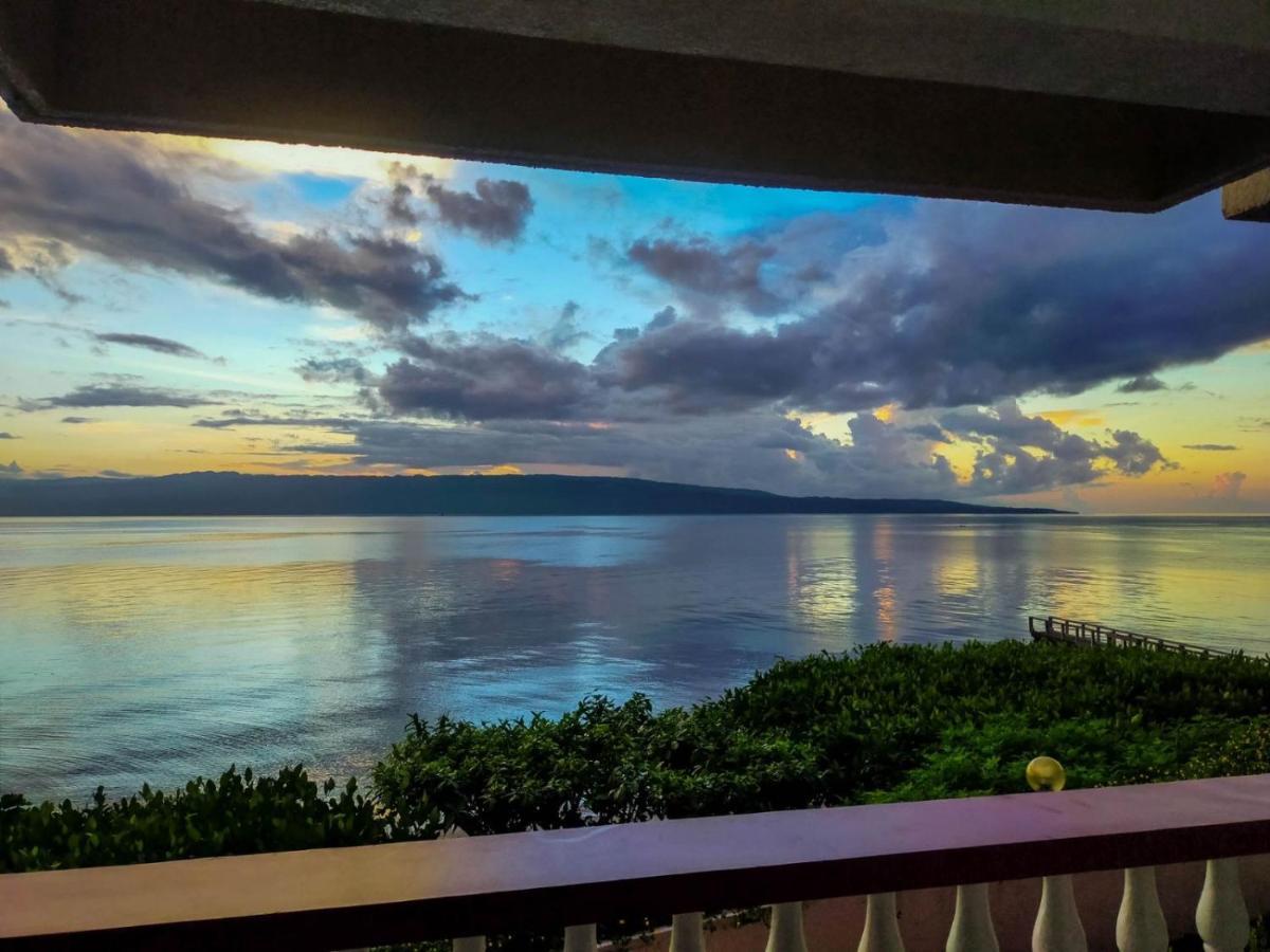 Wuthering Heights Bed & Breakfast By The Sea Dumaguete City Exterior photo